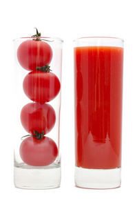 樱桃西红柿里面是玻璃和番茄汁。上孤立