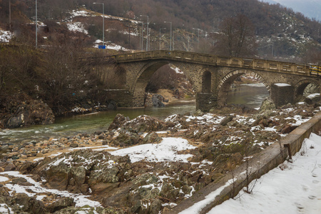 大桥横跨河与绿色的海水，雪和冰附近克桑西