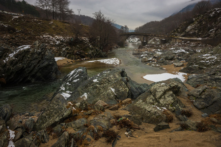 与绿色水域 雪和冰在希腊附近河