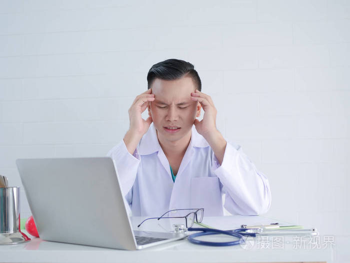 年轻医生头疼在工作期间