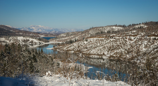 冬天的雪景与湖 Plastira，Fesalia，希腊