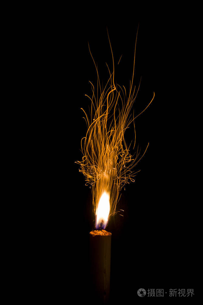 燃烧的蜡烛与上升的火花