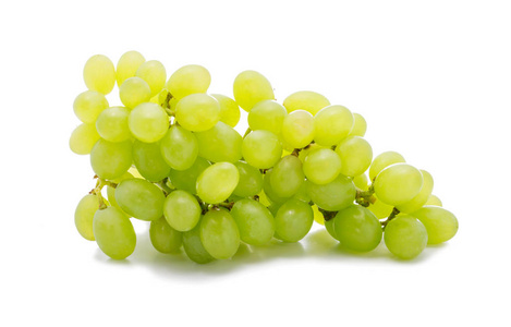 成熟的串绿色葡萄被隔绝在白色背景上
