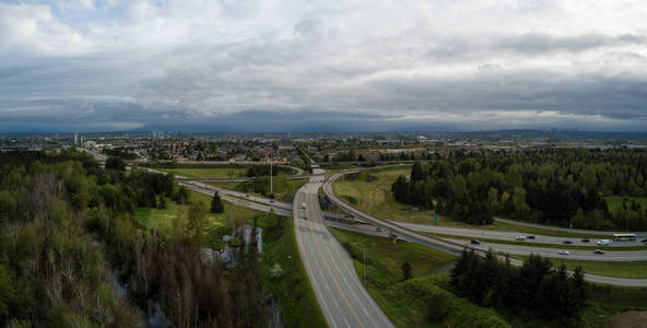 空中全景的公路交汇处。在加拿大不列颠哥伦比亚省的大温哥华拍摄