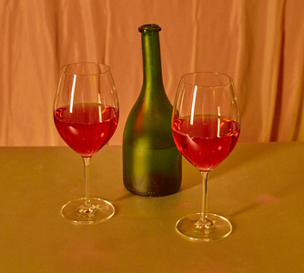 瓶酒，在桌子上的玻璃