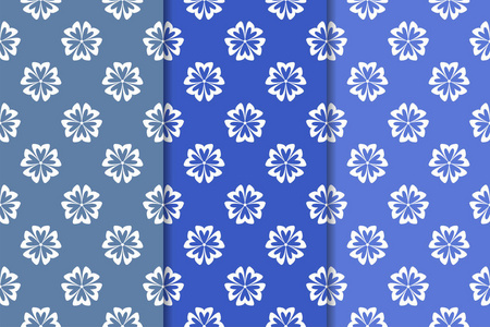 一套蓝色花卉装饰设计。墙纸和织物的垂直无缝图案
