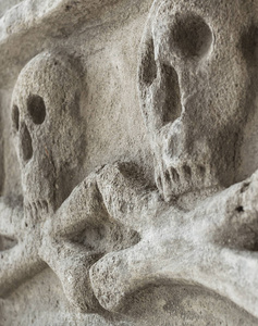 墓地墙上的头骨和骷髅雕刻
