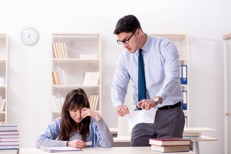 男讲师给女学生讲课