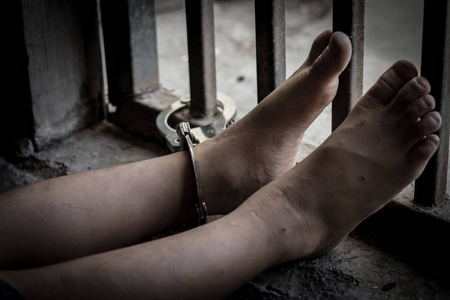孩子被锁住了,贩卖人口,暴力侵害儿童行为的受害者,国际反贩卖日照片