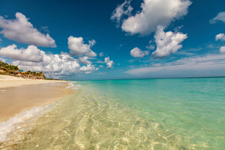 完美的沙滩透明平静的热带海
