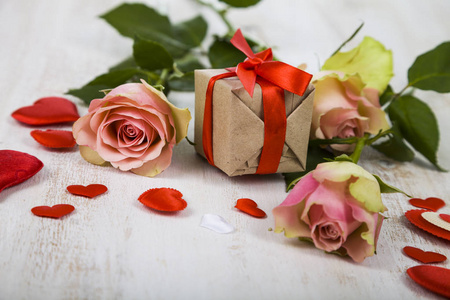粉红玫瑰 礼物和心在一个木制的背景
