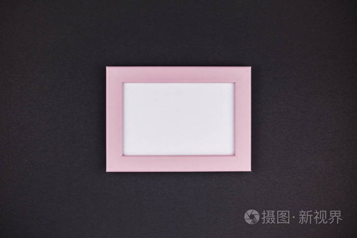 在深色黑色纸张上模拟千禧粉红色框架以最小样式复制空间, 文本模板或图像样机