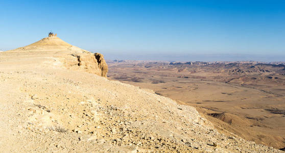 从以色列南部的雷蒙口沙漠徒步旅行