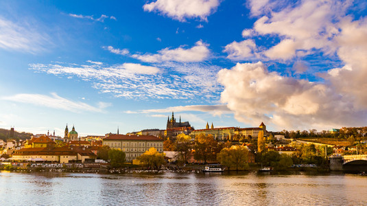 多彩的旧城和布拉格城堡视图