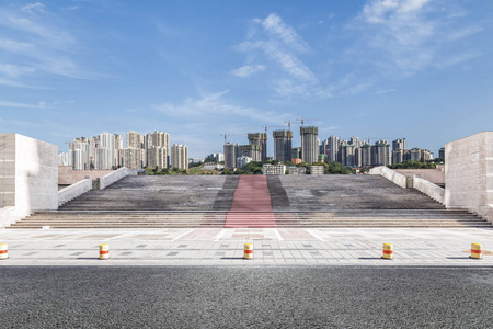 全景的天际线和大厦与空路