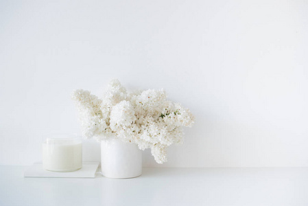 简约的白色家居装饰, 新鲜丁香花花束在花瓶里
