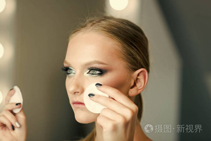 美容妇女使用棉垫清洁脸部皮肤.鲜面皮肤美容模型