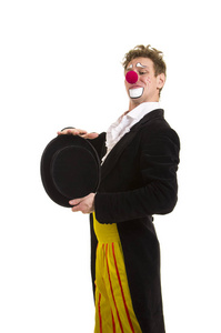 一个快乐的小丑, 表情滑稽。白色背景上的孤立图像, 工作室拍摄