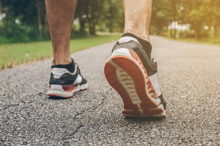 关闭赛跑者脚在路奔跑的射击