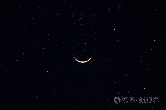 新月在黑夜中与星辰同在照片-正版商用图片0pi663-摄图新视界