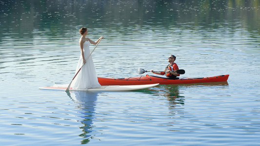 幸福的夫妇度假体育皮划艇 Sup 新婚夫妇