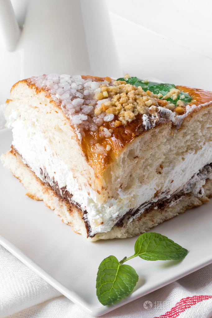 一杯咖啡和罐奶油蛋糕