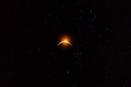 太阳和星星在黑夜中的月食