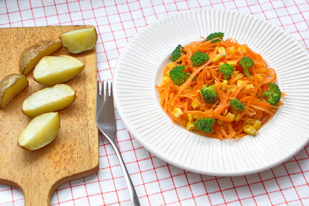 新鲜的胡萝卜意面西兰花 玉米和烤的土豆