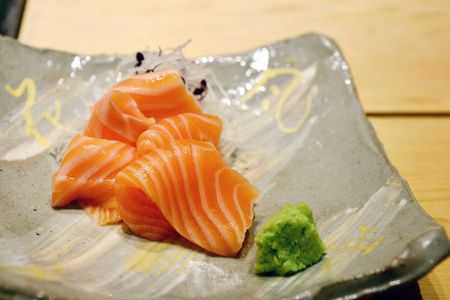 三文鱼刺身与芥末日本美食图片