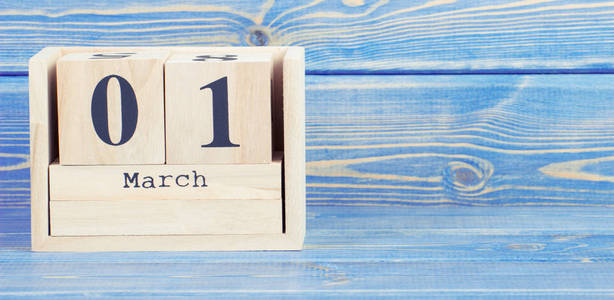 3 月 1 日在木制的多维数据集的日历上的日期照片