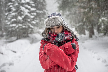 女人在那被雪覆盖的松树