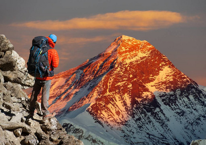 从 Gokyo 山谷到珠穆朗玛峰基地, 萨加玛塔国家公园, 昆布山谷, Solukhumbu, 尼泊尔喜马拉雅山的游客, 晚上彩