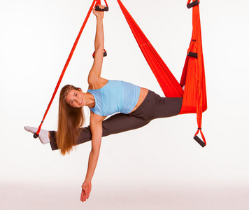 年轻女人做反重力空中瑜伽在吊床上