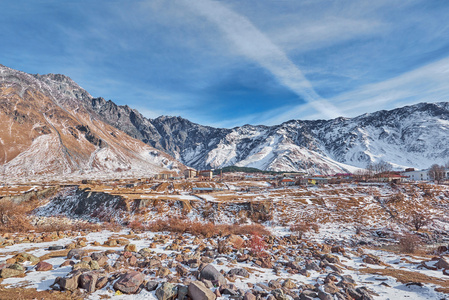 神奇的阳光明媚的雪景，村庄的前景和