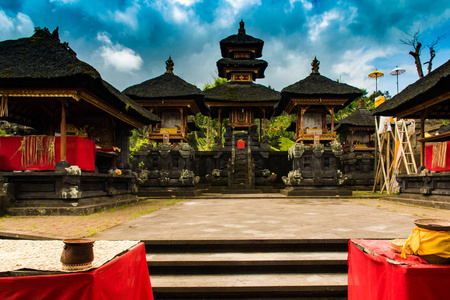 主要的巴厘岛寺庙普拉 besakih 在贡脚下.