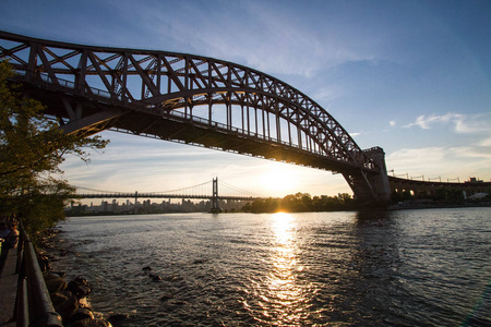 地狱之门桥和三区桥的日落，纽约