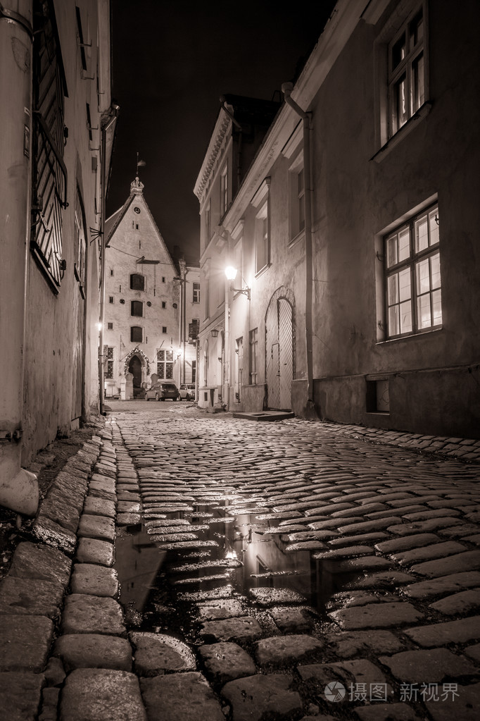 在夜晚的古老小镇的中世纪街道