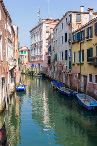 威尼斯通道与小船