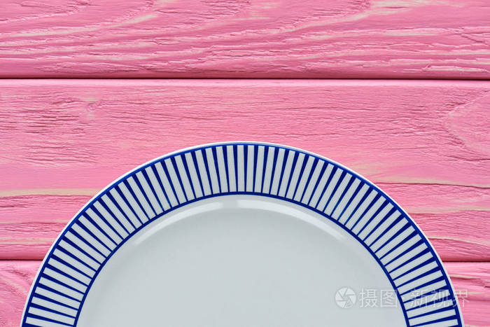粉红色木桌顶部空圆板的顶部视图