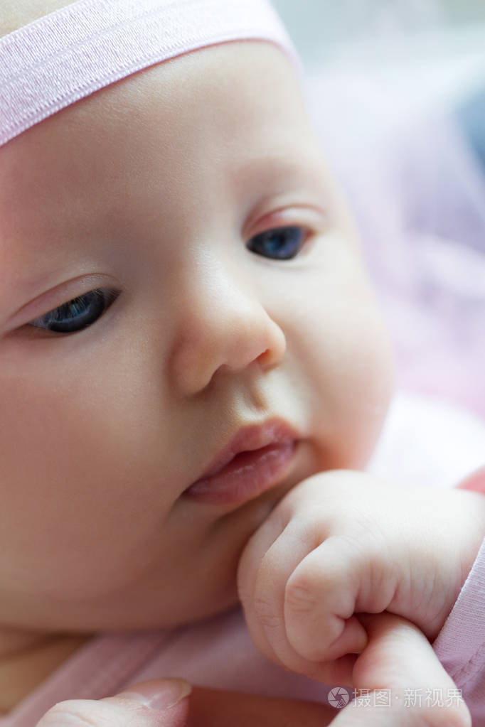 可爱的小宝贝女孩脸的特写.快乐宝贝.宝宝握着的手