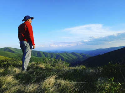 在冰岛的夏季徒步旅行背包和帐篷