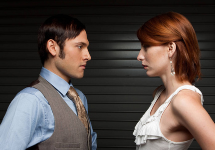 阶级和财富款式新颖衣冠楚楚的男人和女人照片