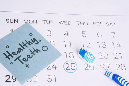 日历用牙刷提醒牙医预约日。牙科卫生与健康观念