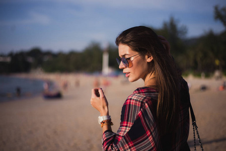 年轻时尚快乐时髦女人环游世界戴太阳眼镜 牛仔衬衫 热带岛环礁湖度假