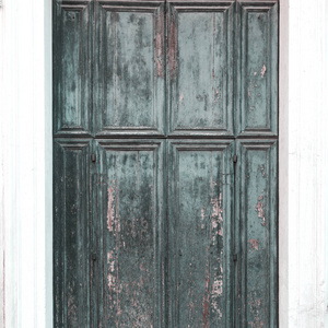 被隔绝的老门以灰色和蓝色颜色