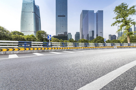 空的路与现代商务办公楼, 空的地板