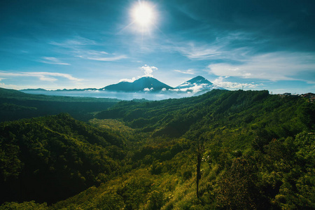 巴图尔火山在雾里