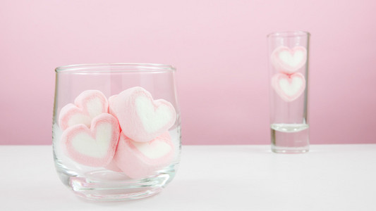可爱的粉红色心棉花糖小圆形玻璃和小窄玻璃