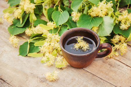 林登茶和花。选择性聚焦