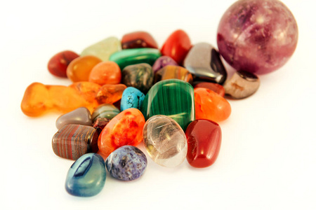 半宝石或水晶石头类型或愈合石头, 忧虑石头, 棕榈石, 沉思石头或各种各样的石头宝石背景纹理堆各种有色宝石矿物收藏品